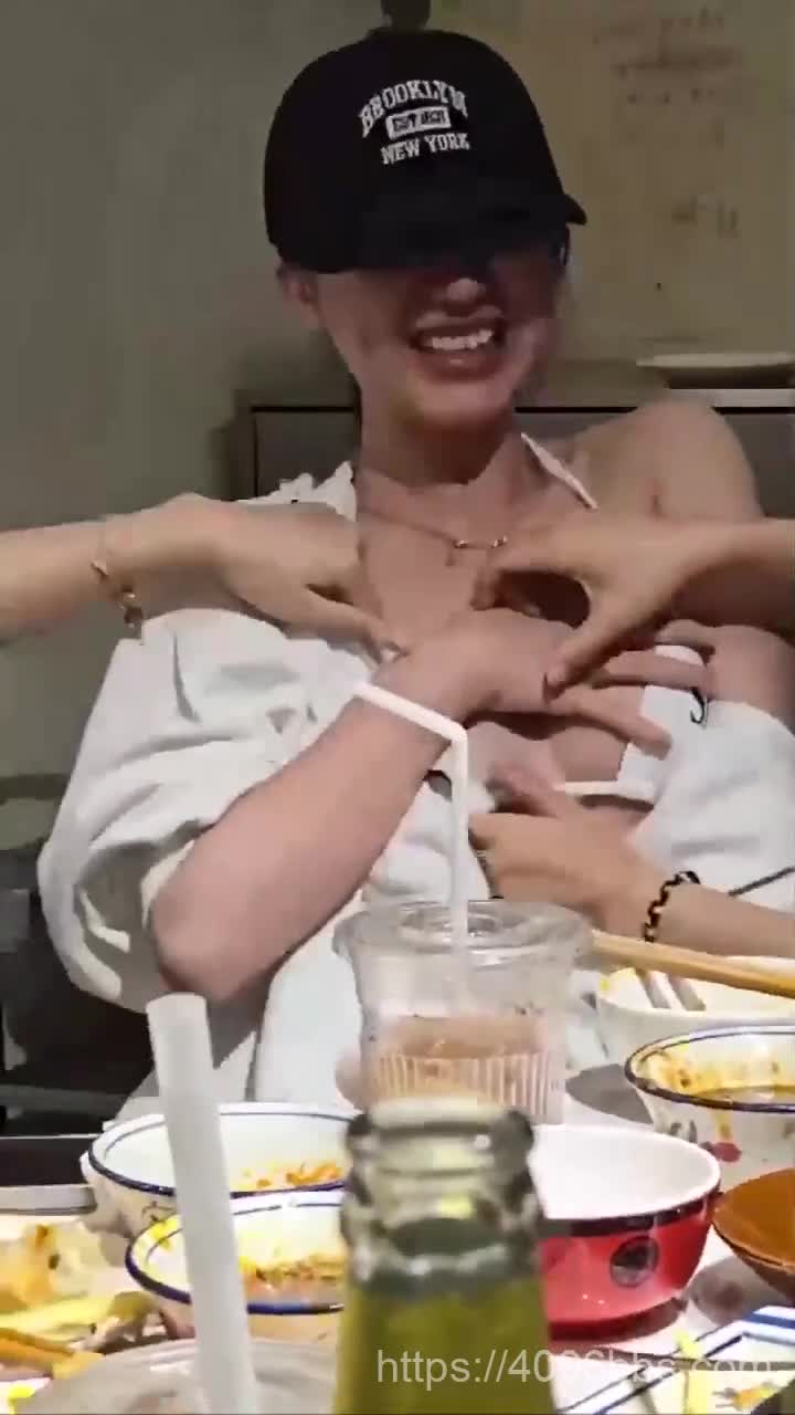 是谁老婆正在参加同学聚会被玩奶子了