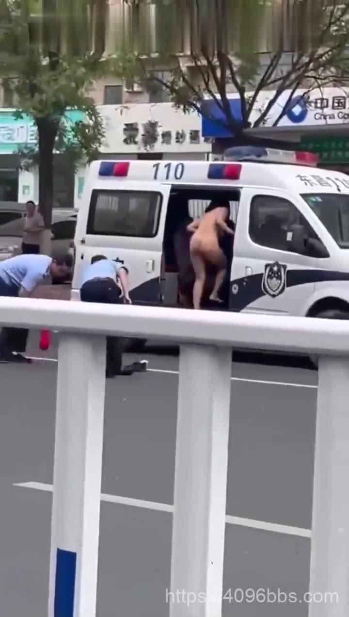 【好片分享】吃瓜某城市裸女裸奔被警察叔叔逮捕